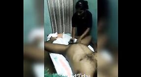 Amateur Indiase masseuse pleasures haar cliënt met een sensueel masturbatie sessie 1 min 40 sec