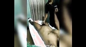 Amateur Indiase masseuse pleasures haar cliënt met een sensueel masturbatie sessie 4 min 20 sec