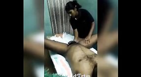 Amateur Indiase masseuse pleasures haar cliënt met een sensueel masturbatie sessie 0 min 40 sec