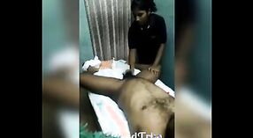 业余印度按摩师通过感性的手淫会享受她的客户 1 敏 00 sec