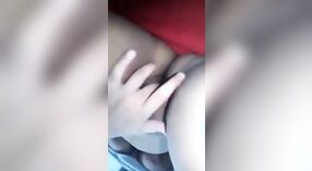Desi Mädchen zeigt Ihre schlaffen Brüste und erfreut sich mit den Fingern 2 min 30 s