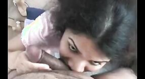 Indiano bambino Chennai Hani dà un intenso deepthroat pompino 1 min 40 sec