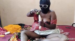 Tante indienne-mallu fait une pipe à un jeune mec 5 minute 20 sec