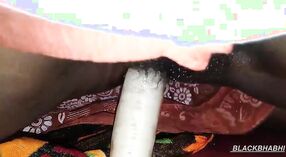 Tante indienne-mallu fait une pipe à un jeune mec 7 minute 00 sec