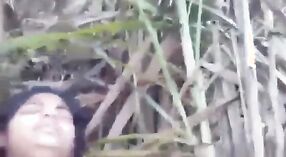 Mężczyzna prosi o pozwolenie na film XXX wideo w lesie z plemienną Desi dziewczyną 0 / min 40 sec