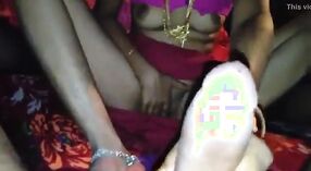 Hintli çiftin buharlı evde seks videosunda desi bir çiftin birbirlerinin pussies'lerini yalaması yer alıyor 3 dakika 40 saniyelik