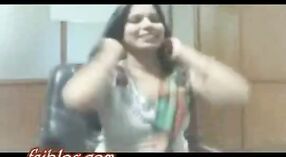 Rozmowa kwalifikacyjna Desi Bhabhi zamienia się w ekscytujący biurowy seks sesji 4 / min 30 sec
