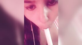 Chica japonesa tetona con tetas se entrega a la masturbación en solitario en este video 0 mín. 0 sec