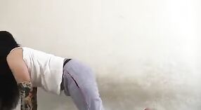 Yoga jinis ngrangsang pikiran lan awak ing gaya asu 1 min 10 sec