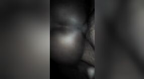 Maestra y estudiante paquistaníes practican sexo anal humeante en la oscuridad 1 mín. 20 sec