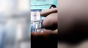भारतीय गुबगुबीत मुलगी कॅमेर्‍यासमोर स्वत: ला बोटे देते 2 मिन 30 सेकंद