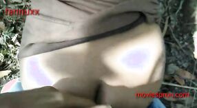 El agujero apretado de Desi es penetrado por la cámara en una sesión caliente al aire libre 6 mín. 10 sec