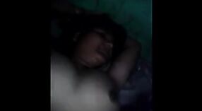 Payudara besar Bhabhi memantul saat dia dibor oleh teman sekamarnya yang murahan 4 min 00 sec