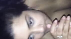 Une indienne fait une pipe sensuelle à son petit ami dans cette vidéo 5 minute 50 sec
