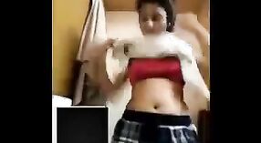 Gadis perguruan tinggi menjadi nakal di webcam dengan telepon seks 1 min 20 sec