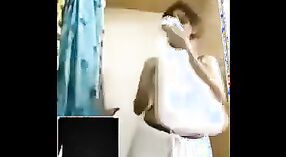 Une étudiante devient coquine sur webcam avec du sexe au téléphone 2 minute 20 sec