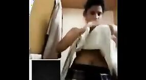 Gadis perguruan tinggi menjadi nakal di webcam dengan telepon seks 0 min 0 sec