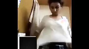 Gadis perguruan tinggi menjadi nakal di webcam dengan telepon seks 0 min 30 sec