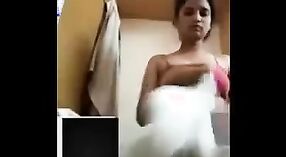 Gadis perguruan tinggi menjadi nakal di webcam dengan telepon seks 0 min 40 sec