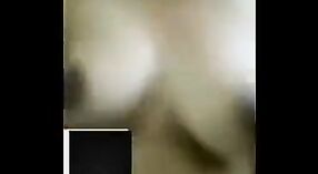Une étudiante devient coquine sur webcam avec du sexe au téléphone 0 minute 50 sec