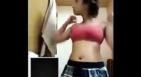Une étudiante devient coquine sur webcam avec du sexe au téléphone 1 minute 10 sec