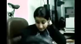 ব্রাসে প্ররোচিত ভারতীয় মহিলারা ক্লিনিকে একজন প্রবীণ ডাক্তারের সাথে প্রলুব্ধ হন এবং যৌনতা করেন 0 মিন 0 সেকেন্ড