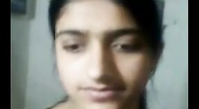 देसी कॉलेजचा विद्यार्थी देसी एमएमएस व्हिडिओ पाहताना तिच्या काकांसमवेत फोरप्लेमध्ये गुंतला आहे 12 मिन 00 सेकंद