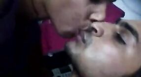 Чувственный секс любительской индийской пары с непослушными сосками и сосанием члена 0 минута 0 сек