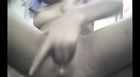 ஹைதராபாத்தில் டீன் இந்திய பெண் தனது விரல்களால் தன்னை மகிழ்வித்து, அவளது இளஞ்சிவப்பு புண்டையை வெளிப்படுத்துகிறாள் 1 நிமிடம் 20 நொடி