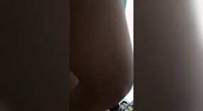 Desi esposa disfruta de un coño de mierda después de dar a su amante una mamada en MMC video 1 mín. 50 sec