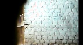 Bhabhi ' s badkuip sessie gevangen op Verborgen camera 3 min 20 sec