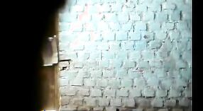 Bhabhi ' s badkuip sessie gevangen op Verborgen camera 4 min 50 sec