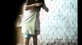 Bhabhi ' s badkuip sessie gevangen op Verborgen camera 13 min 50 sec
