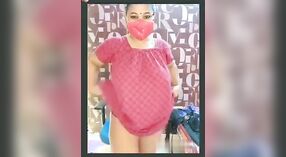 Procace Desi Bhabhi mette su un selvaggio spettacolo in anteriore di il macchina fotografica 2 min 20 sec