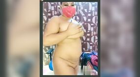 Busty Desi Bhabhi stawia na dziki pokaz przed kamerą 3 / min 00 sec