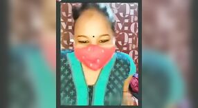 Desi Bhabhi Plantureuse fait un spectacle sauvage devant la caméra 5 minute 20 sec