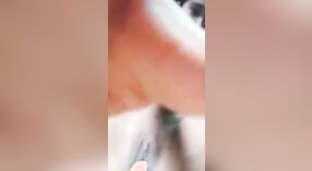 La chatte rasée de Desi girl se remplit d'un gode dans une vidéo torride 1 minute 00 sec
