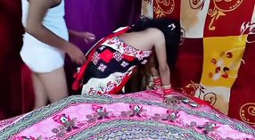 Desi bhabhi obtiene su coño golpeado por su marido en este video caliente 2 mín. 00 sec