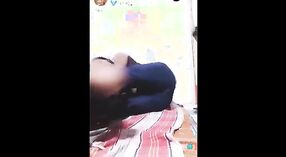 Desi milf memberikan blowjob dan berhubungan seks dengan pria XXX di video rumah mereka 2 min 00 sec