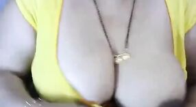 阿姨的大胸部使她的工具在印度色情视频中很难 1 敏 50 sec
