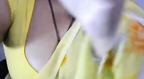 Payudara besar bibi membuat alatnya keras dalam video porno India 2 min 30 sec