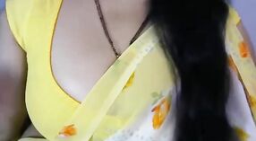 चाची के बड़े स्तन भारतीय अश्लील वीडियो में उसके उपकरण को कठिन बनाते हैं 2 मिन 50 एसईसी