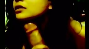 Die indische Teenagerin Surat bekommt in skandalösem Video einen Blowjob von ihrer Cousine 0 min 0 s