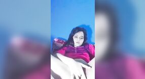 Bangla Sexgöttin erfreut sich mit ihren Fingern im Solo-Video 0 min 0 s