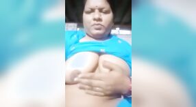 Mujer india madura hace alarde de sus grandes tetas naturales en un video selfie 0 mín. 0 sec