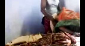 एक साडी मधील भारतीय आंटी खाली उतरते आणि घरातील लैंगिक घोटाळ्यात गलिच्छ! 1 मिन 50 सेकंद