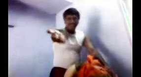 एक साडी मधील भारतीय आंटी खाली उतरते आणि घरातील लैंगिक घोटाळ्यात गलिच्छ! 2 मिन 00 सेकंद
