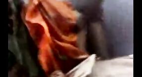 Tía india con sari se ensucia en un escándalo sexual en casa! 2 mín. 30 sec