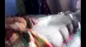 Tía india con sari se ensucia en un escándalo sexual en casa! 2 mín. 50 sec
