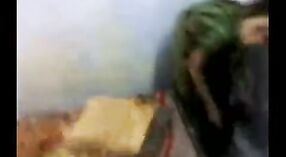 Bibi India dengan sari turun dan kotor dalam skandal seks di rumah! 3 min 10 sec